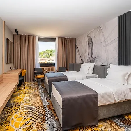 מלון Hotel Holiday 4*
