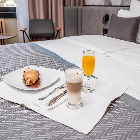 Hotel Holiday מלון 4*