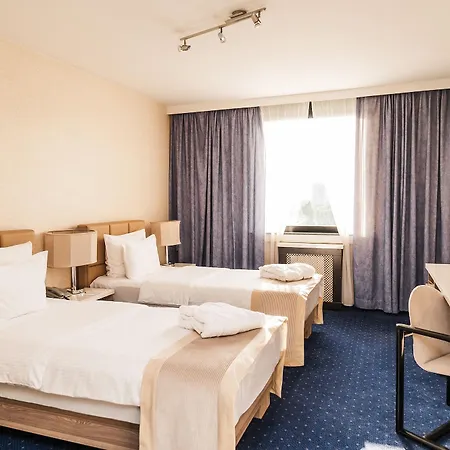 מלון Hotel Holiday 4*