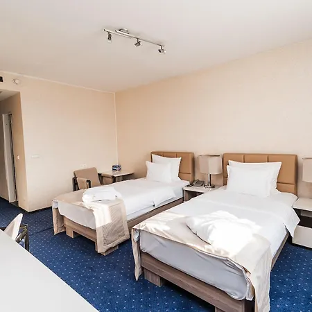 Hotel Holiday מלון 4*