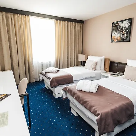 מלון Hotel Holiday 4*
