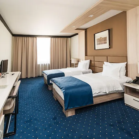 מלון Hotel Holiday 4*