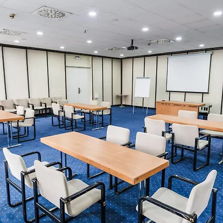 מלון Hotel Holiday 4*