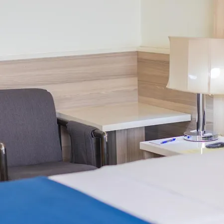 מלון Hotel Holiday 4*